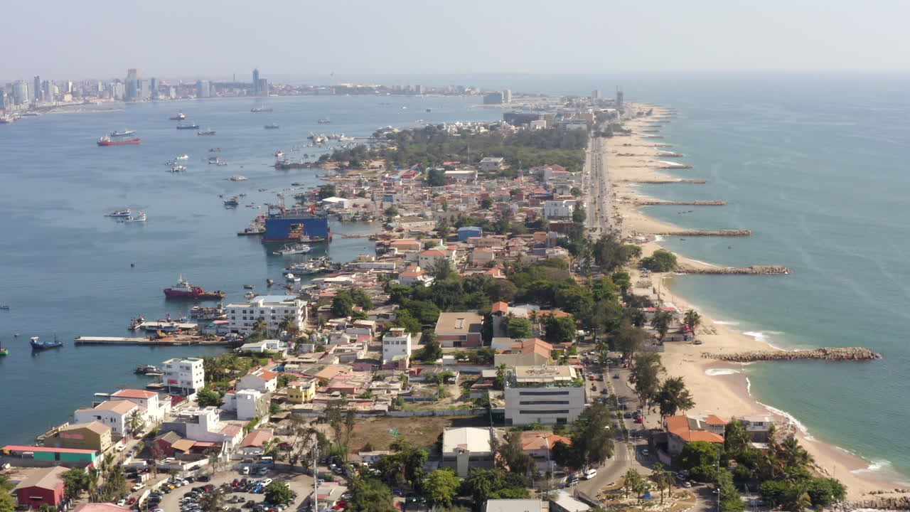 Vista aerea dell'Ilha de Luanda, isola di Luanda in Angola.