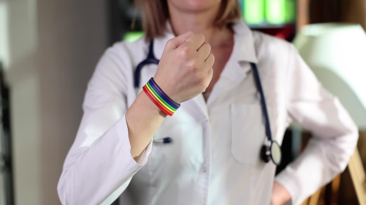 Lege med et LGBTQ-Pride-armbånd