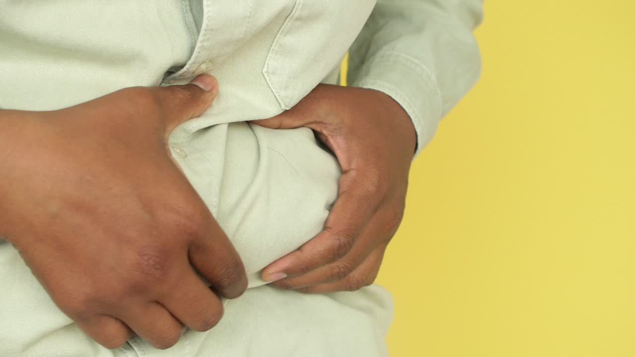 hombre con exceso de grasa abdominal