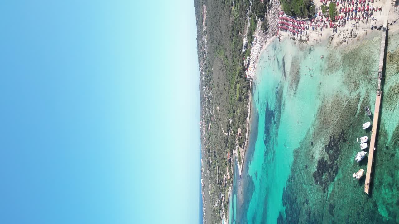 Ombrelloni da spiaggia e laguna blu a La Pelosa, Sardegna.