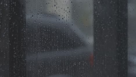 gotas de lluvia reales deslizándose en el vidrio de la ventana, c-log color crudo, 4k