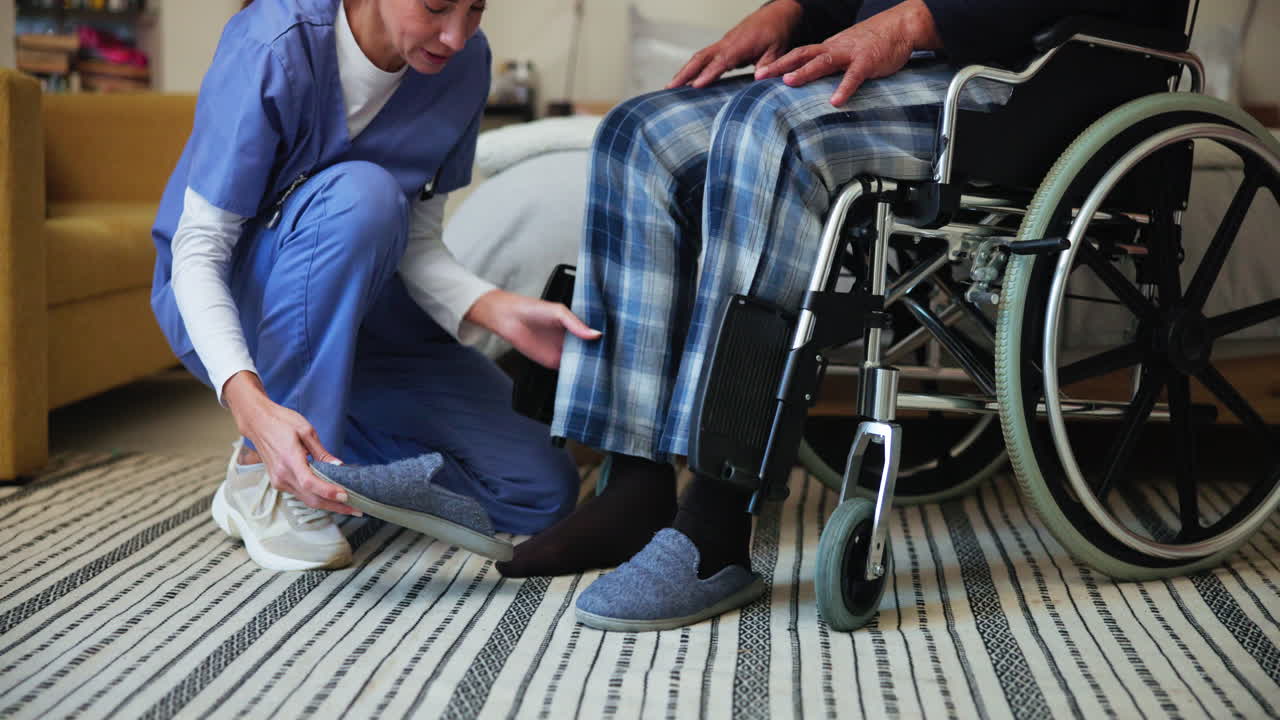 enfermera ayudando a un paciente anciano en silla de ruedas