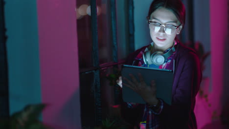 joven mujer de negocios caucásica que trabaja hasta tarde usando una tableta digital haciendo una lluvia de ideas creativas planeando un proyecto de inicio fecha límite en la pantalla táctil de un dispositivo móvil en la oficina por la noche