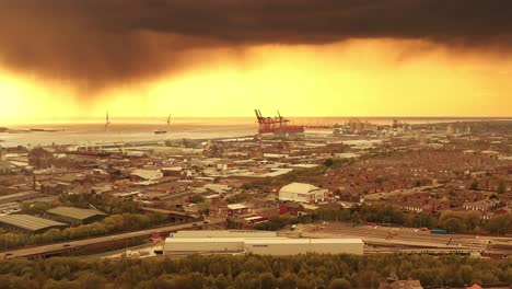 Liverpool-Docks-Und-Containerkräne-Unter-Dramatischem,-Regnerischem-Sonnenuntergangshimmel