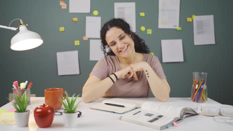 Estudiante-Saludando-A-La-Cámara.