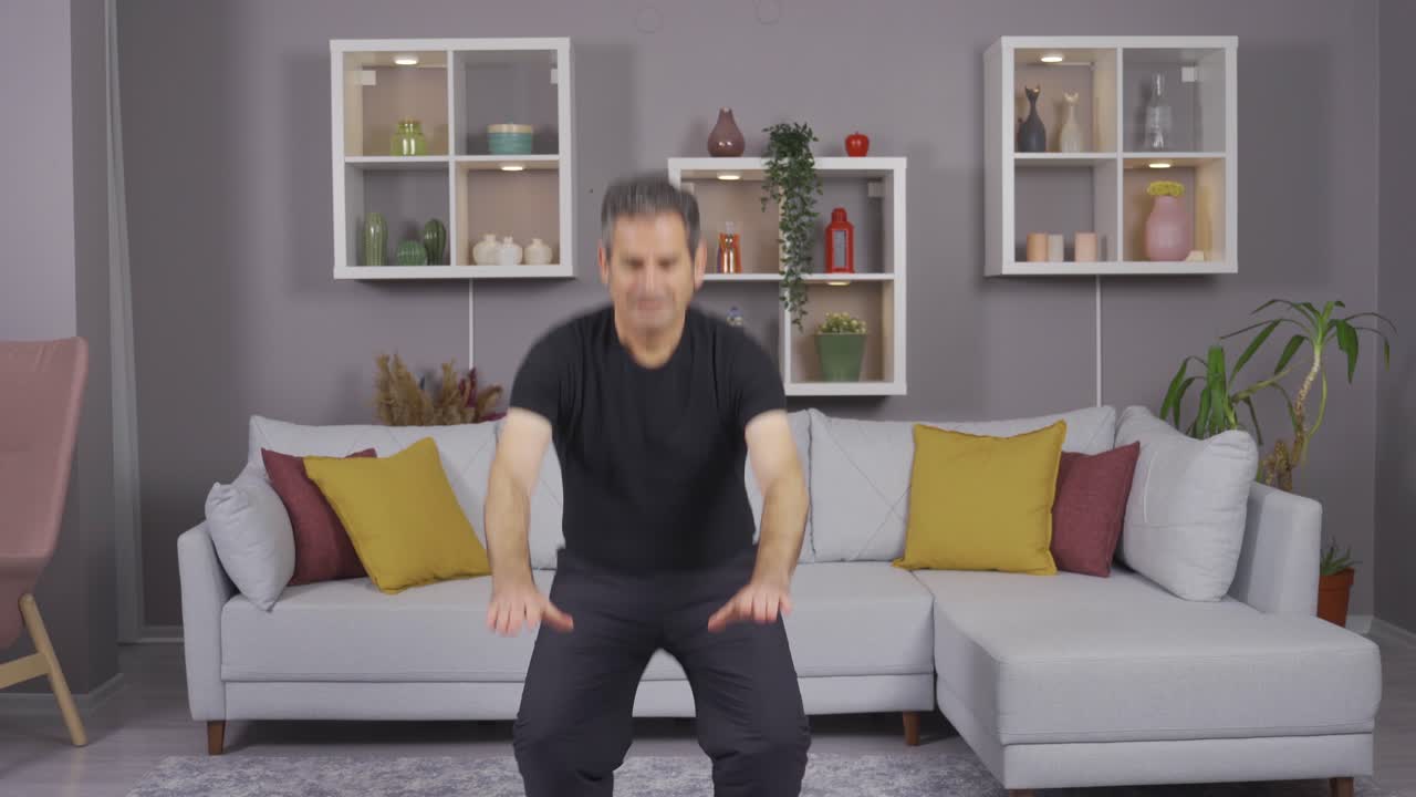 집에서 스포츠를 하는 노인. 피트니스를 하는.