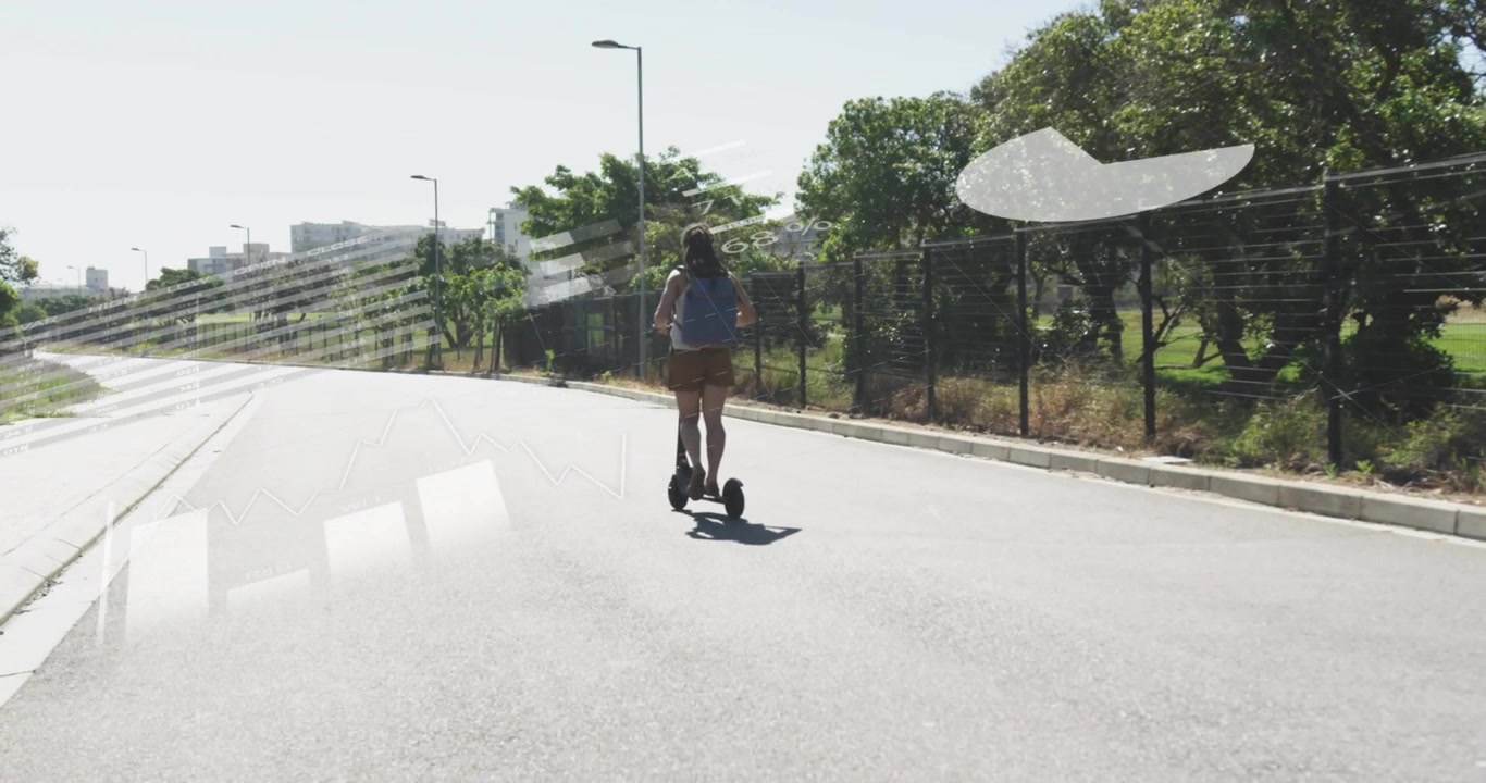 Conducente donna che guida un monopattino elettrico lungo una strada, con grafici in sovrapposizione che si espandono generati dal movimento