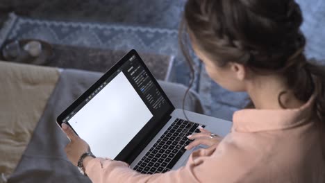mujer usando una computadora portátil en casa