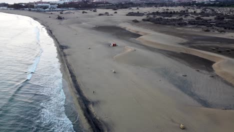 las dunas de arena se encuentran con el océano atlántico-2