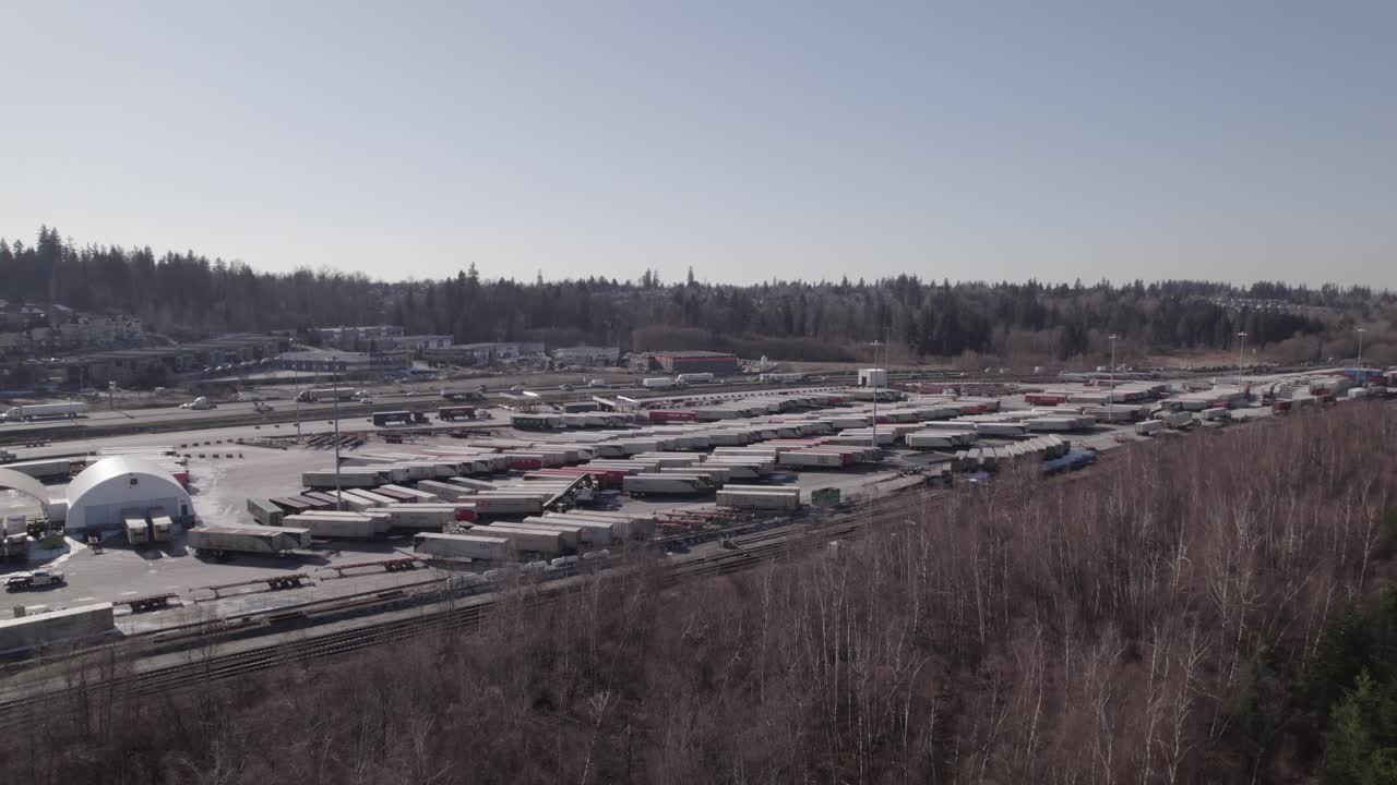 alcance los carros apiladores en el muelle de contenedores de vancouver en canadá