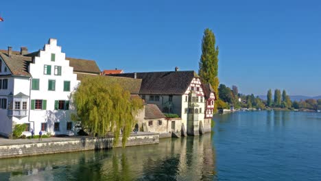 orilla del río rin con casas antiguas, stein am rhein, suiza