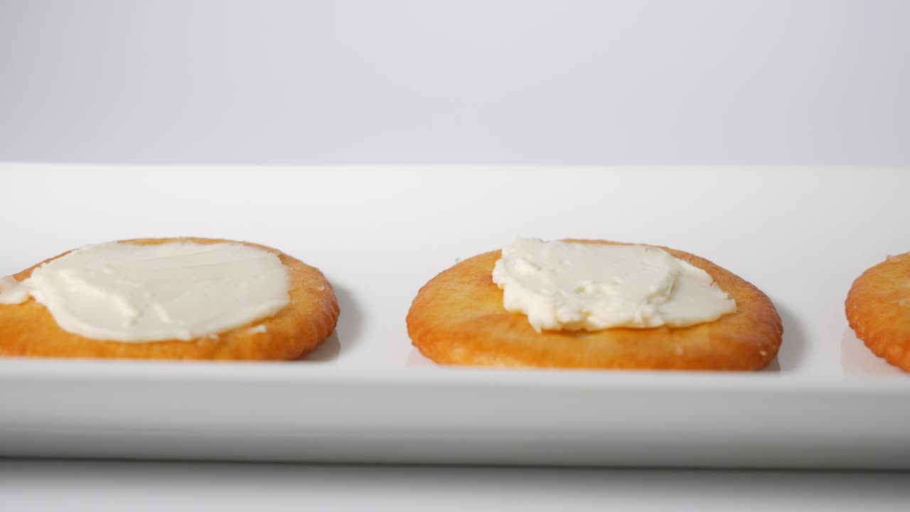 크림 치즈와 함께 둥근 크래커