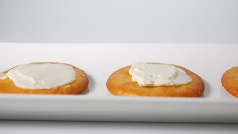 round crackers with cream cheese