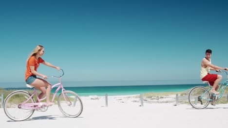 Verliebtes-Paar-Genießt-Gemeinsam-Die-Freizeit-Am-Strand