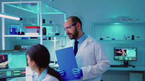 médico científico que viene a la enfermera médica discutiendo sobre la vacuna