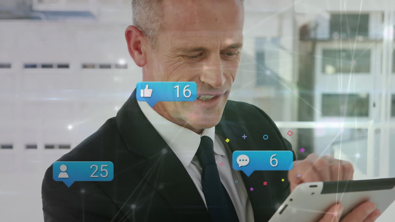 Animazione di puntini connessi, notifiche con numeri su un uomo caucasico che usa un tablet digitale