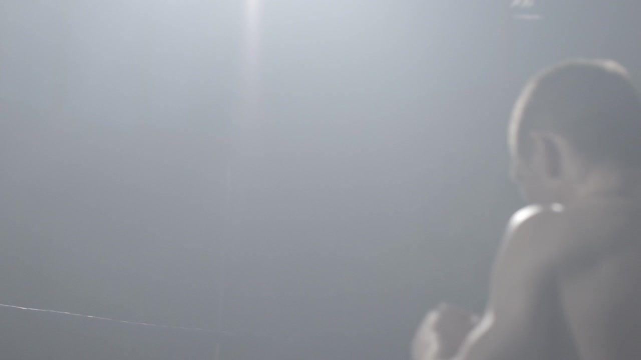 человек, занимающийся боевыми искусствами.