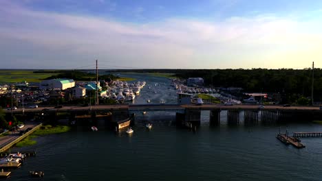 Summer-day-filled-with-boating-and-sun-seekers-on-the-inlet-waterway