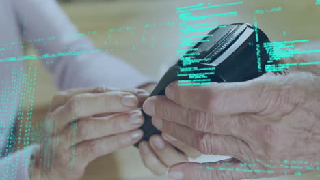 animación de procesamiento de datos sobre mujer caucásica pagando con tarjeta de crédito