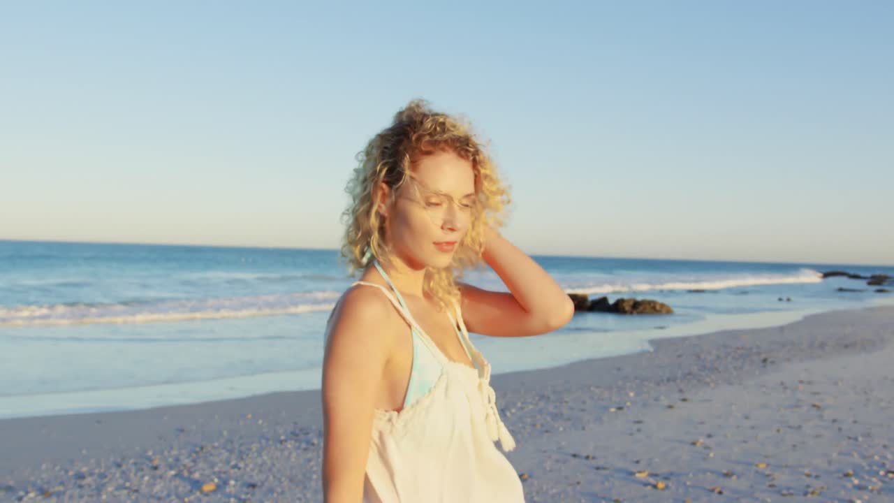 바 ⁇ 가에서 휴식을 취하는 젊은 여성 4k