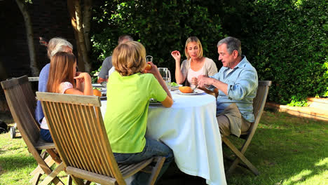 Comida-Familiar-De-Barbacoa-En-El-Jardín