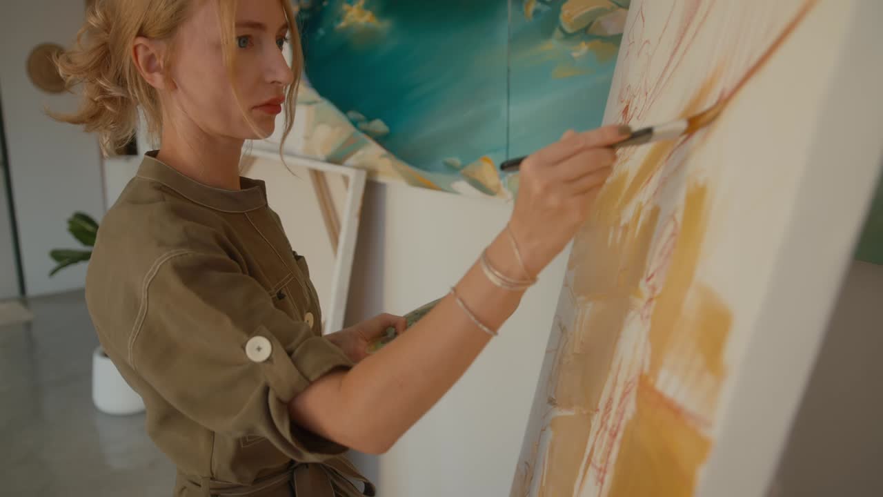 미술 스튜디오에서 그림 그리는 여자