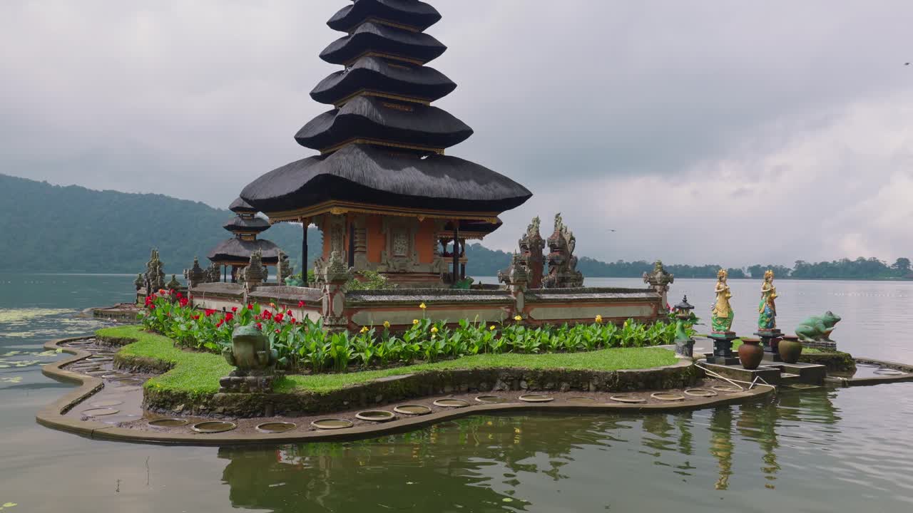 Bali Ulun Danu Temple on the lake recorded by a Sony A7IV mirrorless camera with a 16-35 f2.8 GM lens.