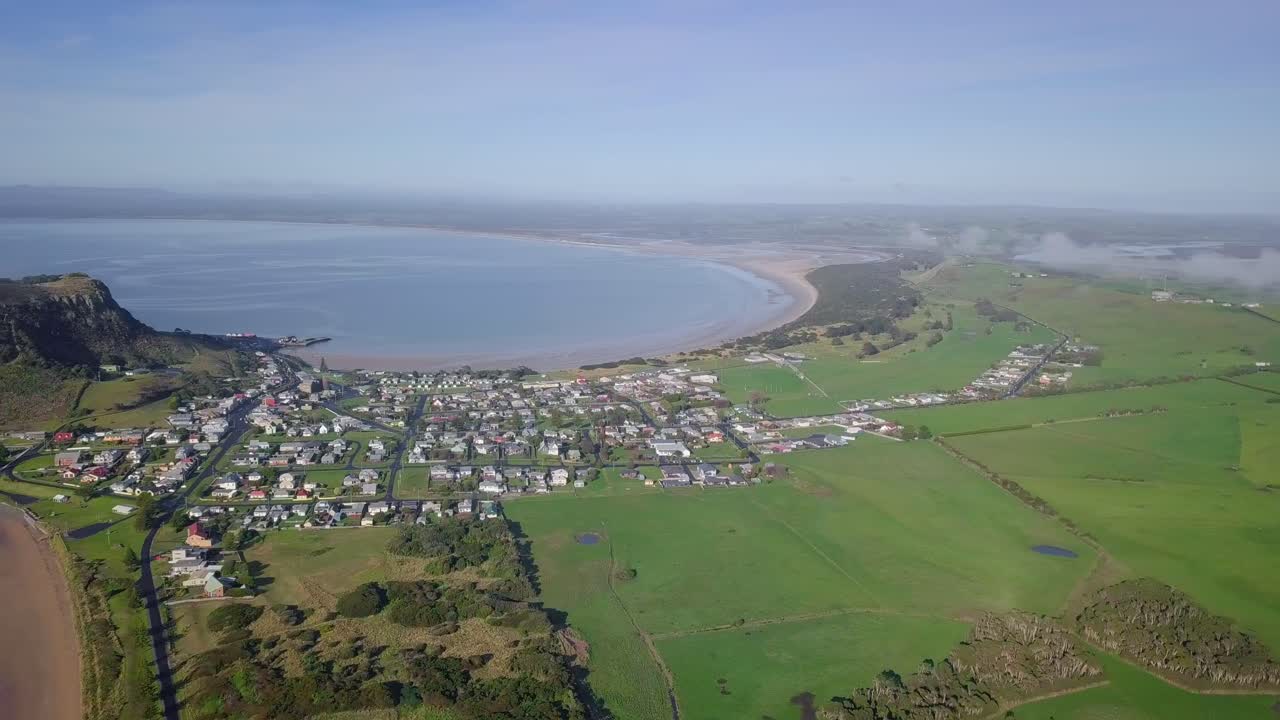 호주 태즈메이니아의 거대한 바위를 향해 스탠리 상공을 가로지르는 멋진 파노라마 비행