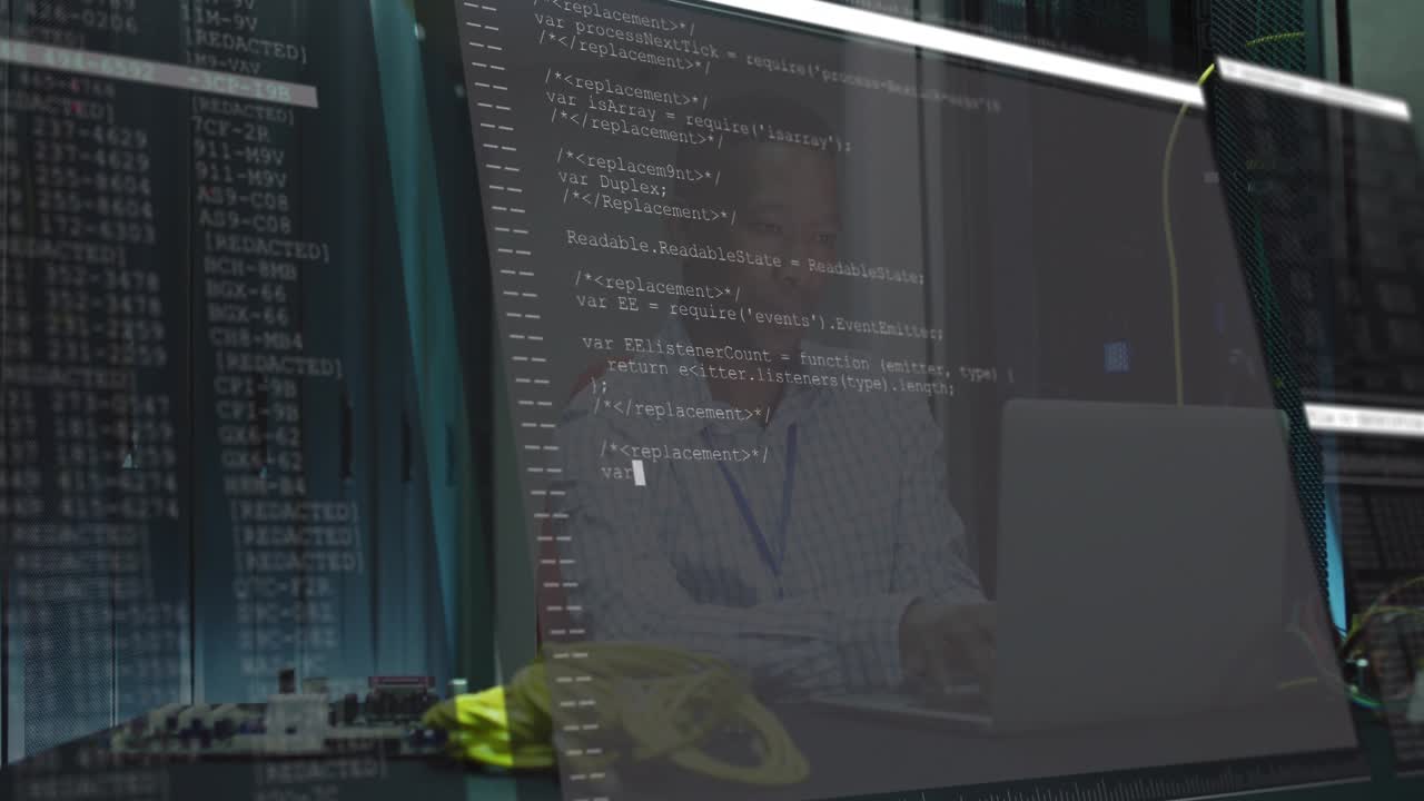 Mannlig tekniker skriver på laptopen og kobler til kabler mens et kodeoverlegg glir for serverovervåking.