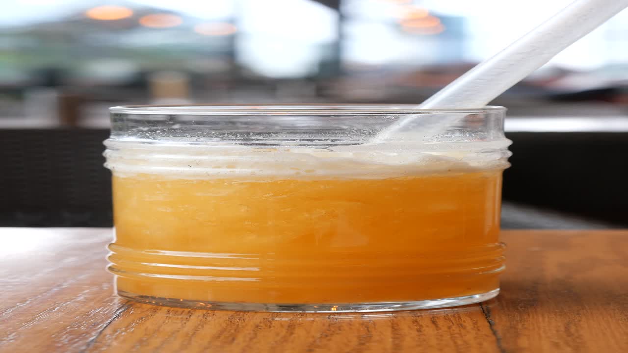 un vaso de jugo de naranja en una mesa en un café