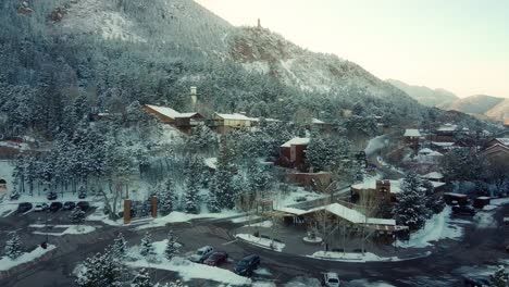 Retirada-Aérea-Del-Estacionamiento-Del-Zoológico-De-Montaña-Cheyenne-En-Invierno