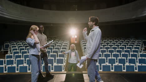 actores haciendo un ensayo en el escenario