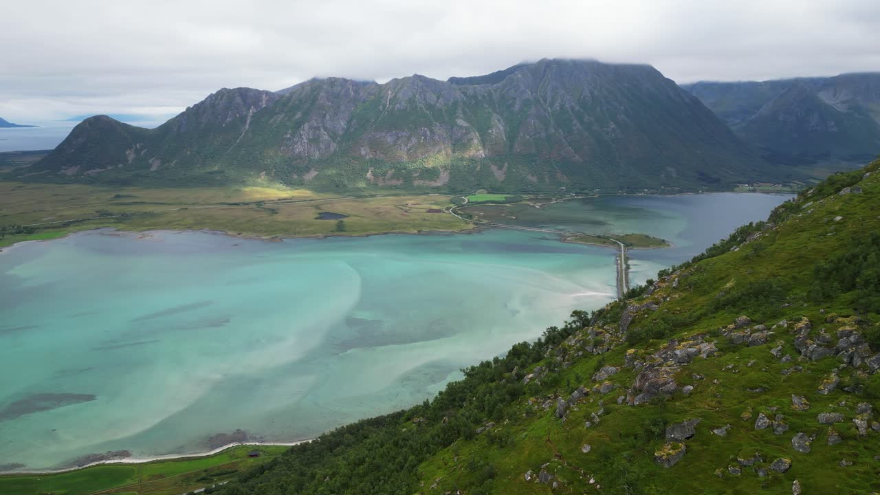 노르웨이 로포텐 섬 에 있는 하우클랜드스바네트 호수 의 마트모라 산책 풍경 - 공중