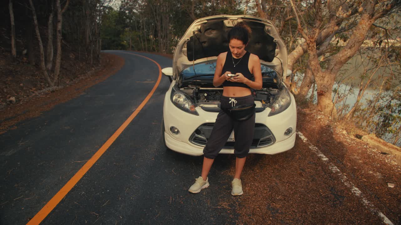 mujer con coche averiado