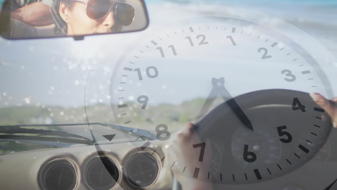 Motorista segurando o volante em estrada costeira, a câmera se afastando, com uma sobreposição de relógio marcando o tempo de viagem.
