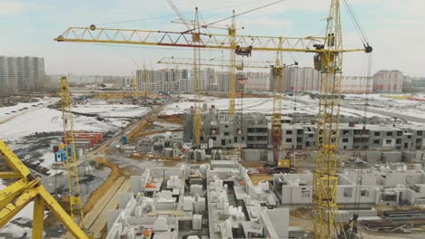 proyecto con edificios blancos y grandes grúas de construcción