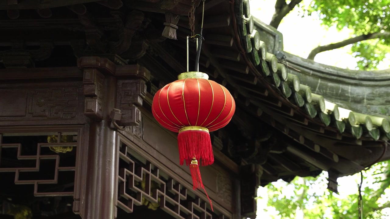 Kinesiske lanterner hængende fra hustage i Shanghai Zhujiajiao Scenic Town