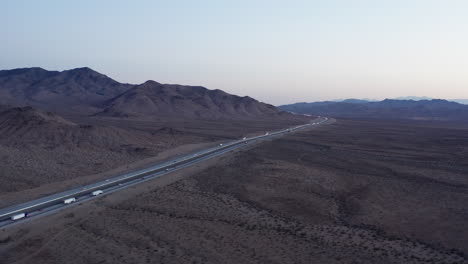 在跨州高速公路上行驶的卡车的空中景观 穿过加利福尼亚沙漠的景观