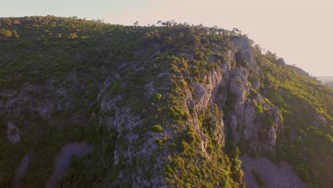 antena: las montañas de la isla griega samos durante la puesta de sol