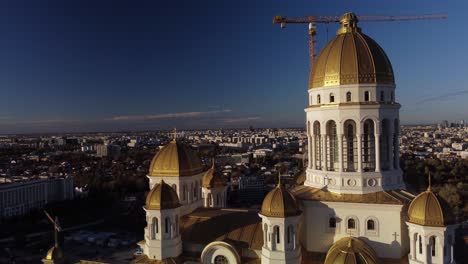 establecimiento de un pedestal de la catedral nacional de rumania, bucarest - otoño, puesta de sol, hora de oro