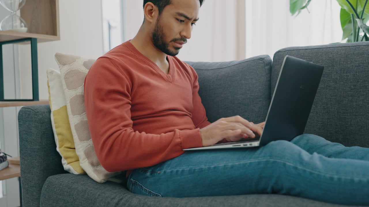 hombre trabajando en una computadora portátil en casa