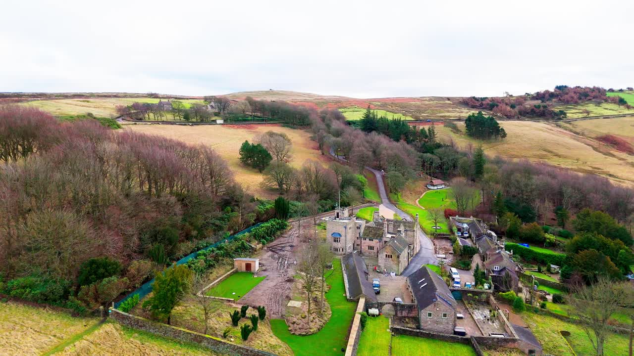 오래된 버려진 성, 기념비, 폐기된 돌탑, 사람들이 돌아다니고 드론을 날리는