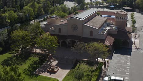 maravilloso dron aéreo diurno de la hermosa iglesia