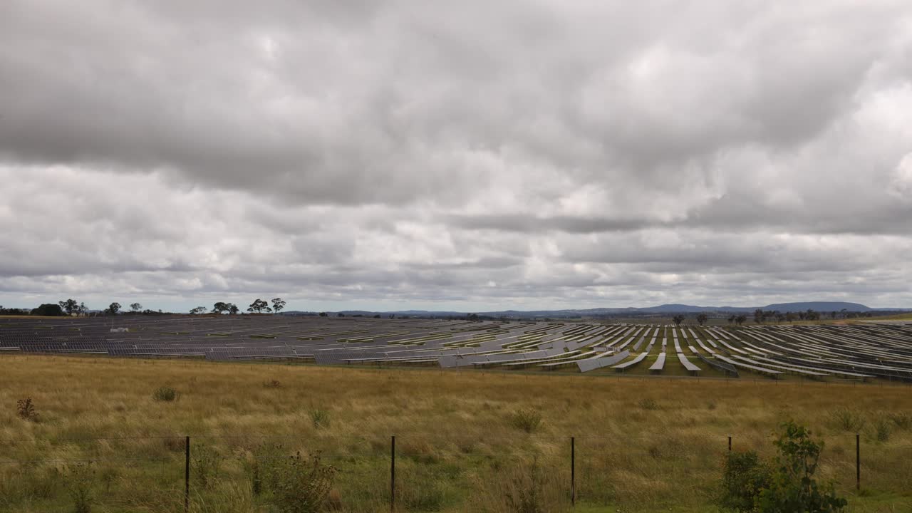 lapso de tiempo de las nubes sobre una gran granja solar