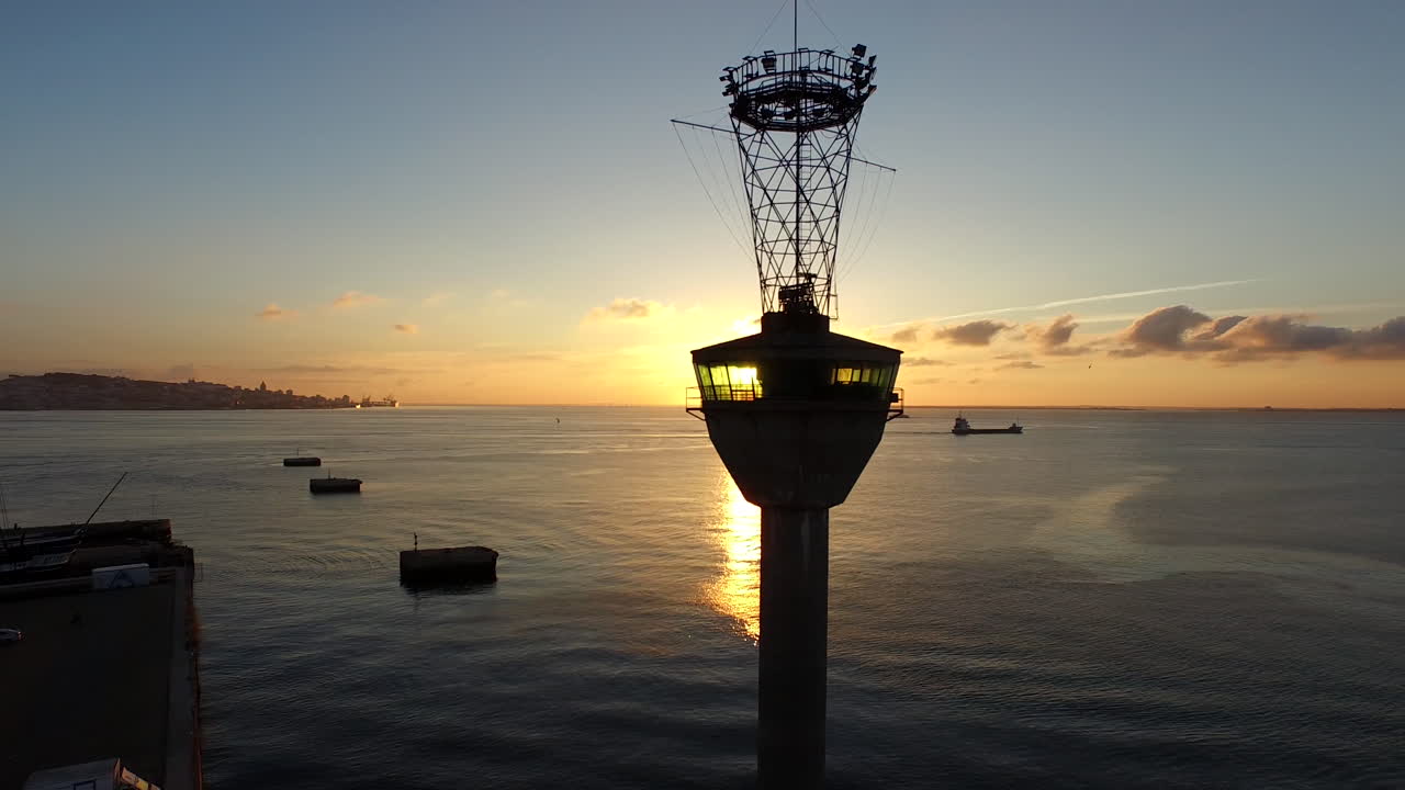 удивительный снимок контрольной башни в лиссабоне