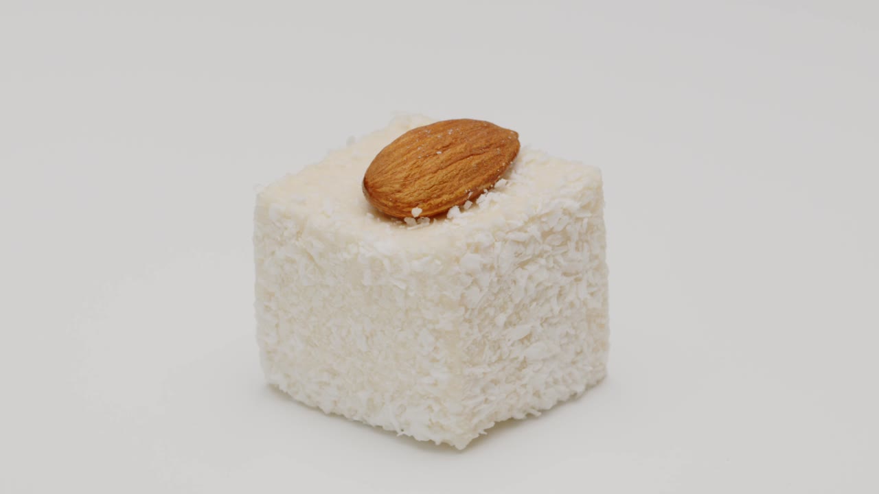 postre de delicias turcas aislado sobre un fondo blanco