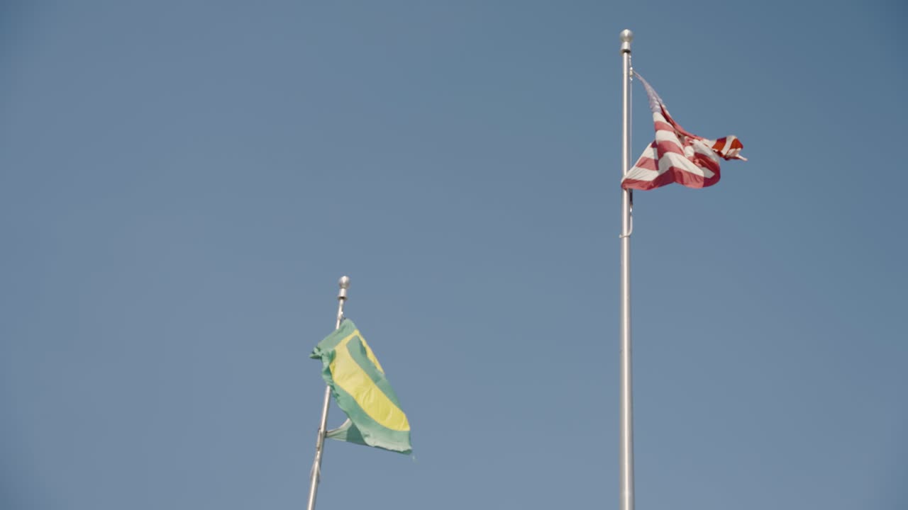 estados unidos y la bandera de oregon ondeando en la brisa