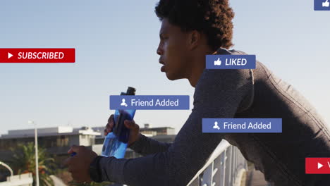 animación de iconos de notificación, atleta afroamericano bebiendo agua en el puente bajo el cielo