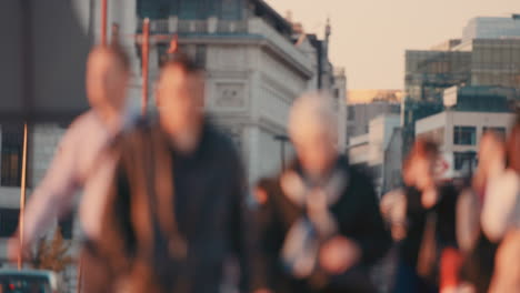 Multitud-Anónima-De-Personas-Caminando-Viajeros-Calle-De-La-Ciudad-De-Londres-Cámara-Lenta