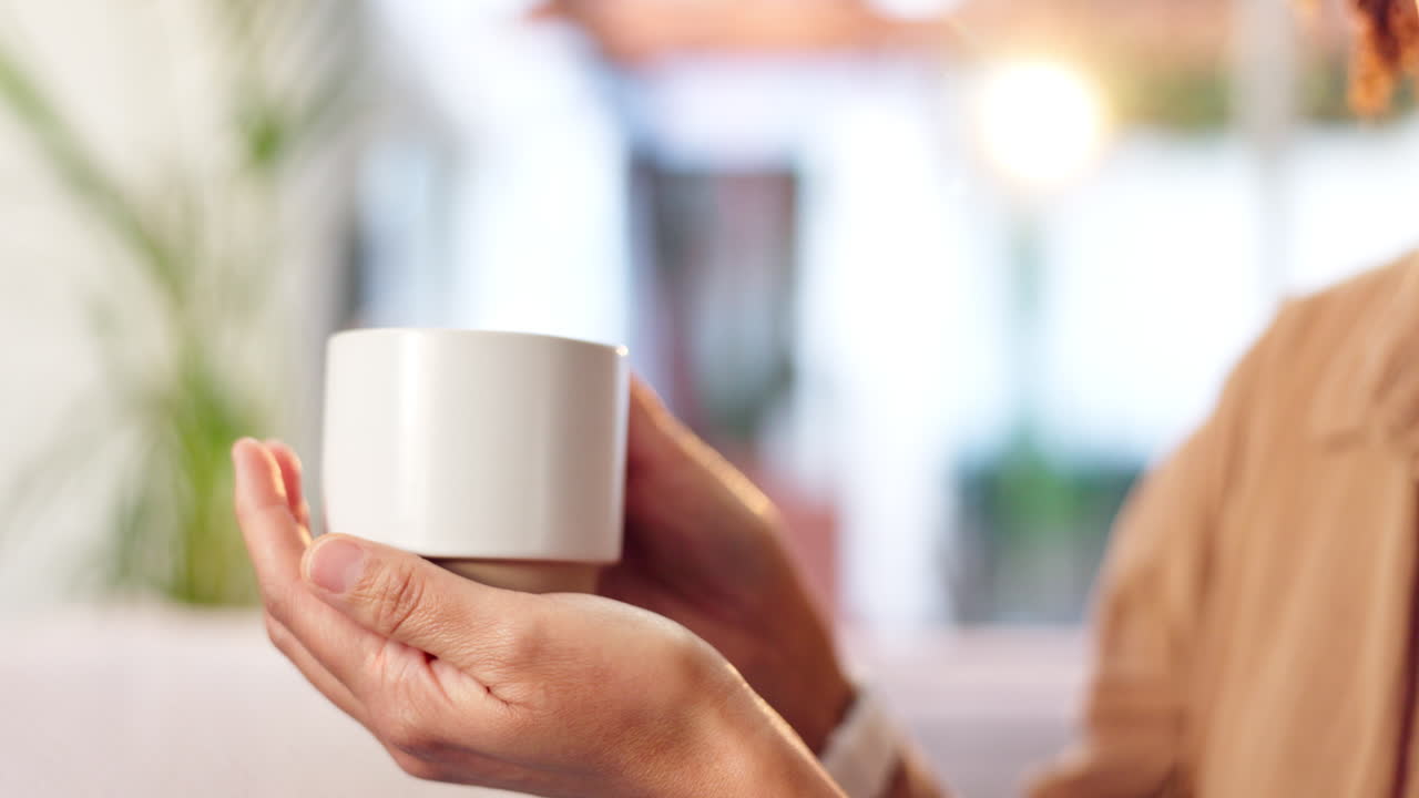 컵 을 들고 있는 사람